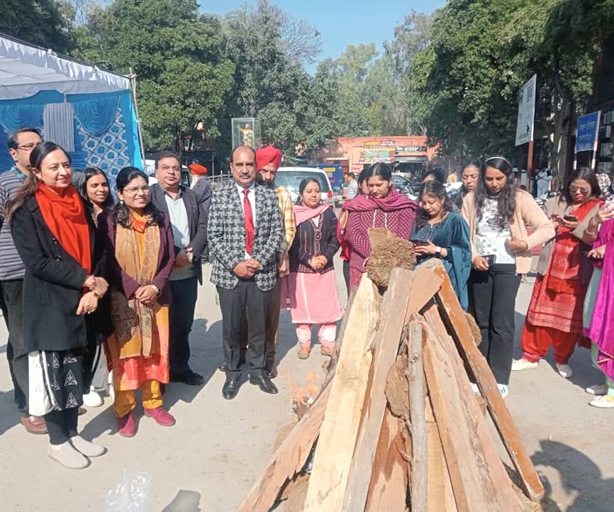 ढोल के ढगे पर लोहड़ी गीतों से गूंजा तहसील परिसर नवांशहर